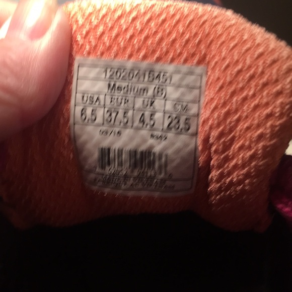 Brooks Cascadia sneakers, navy blue and pink, size 6.5. - Picture 7 of 7